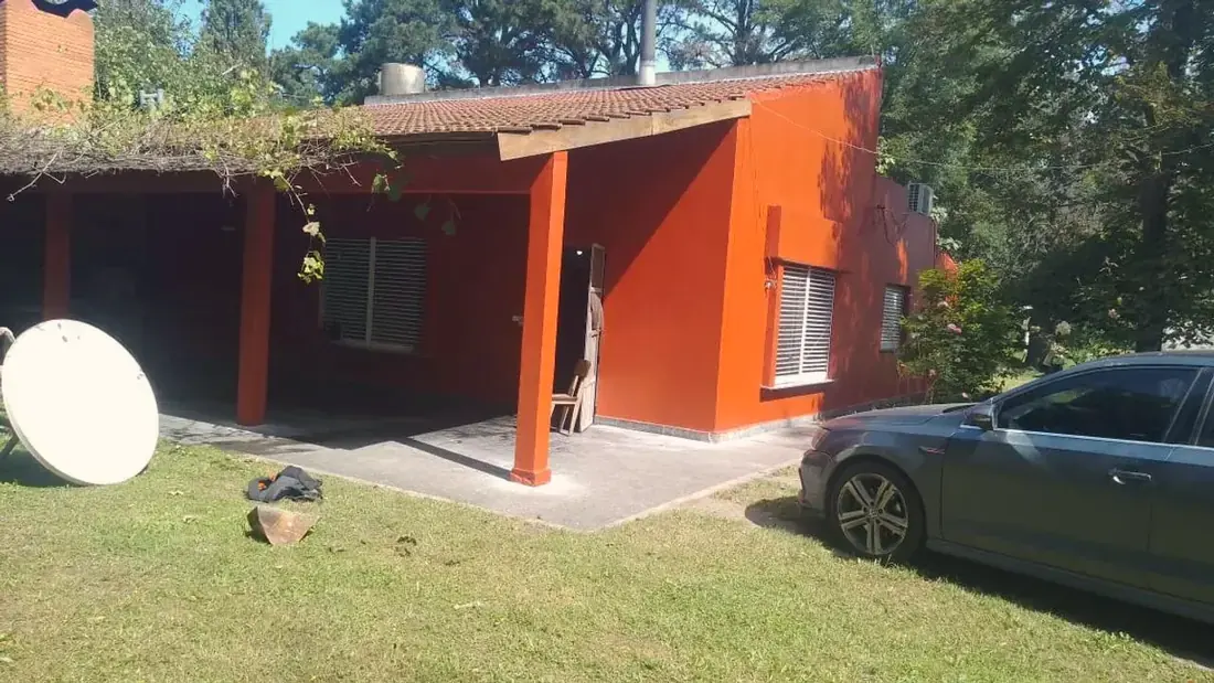 Frente de la casa con el parque
