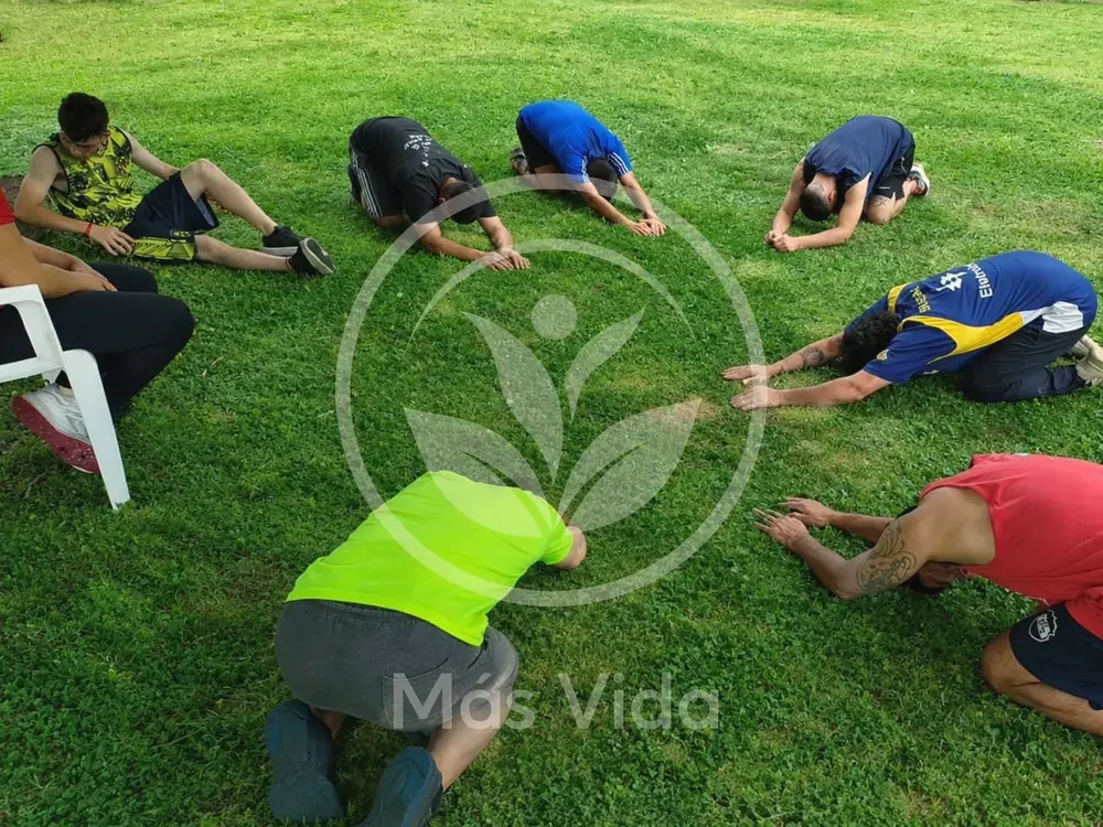 Grupo elongando sobre el césped